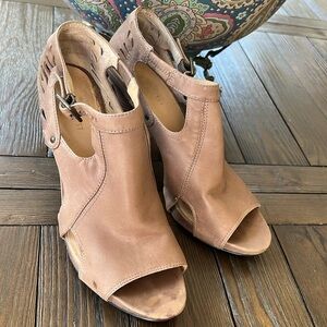 Nine West  Nwaniya  taupe leather open bootie heels 7 1.2m